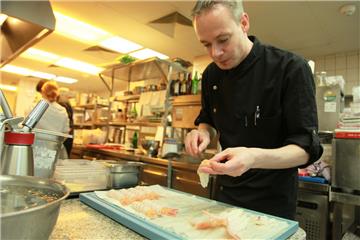 Gute Arbeit: Gourmetkoch Marc Rennhack und sein Team vom "Sterneck" in Cuxhaven sind mit 16 von 20 möglichen Punkten in der neuen Deutschlandausgabe der französischen Gourmetbibel Gault & Millau ausgezeichnet worden.