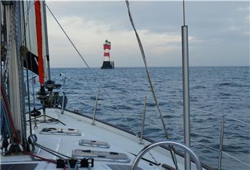 Segelboot auf dem Wasser.
