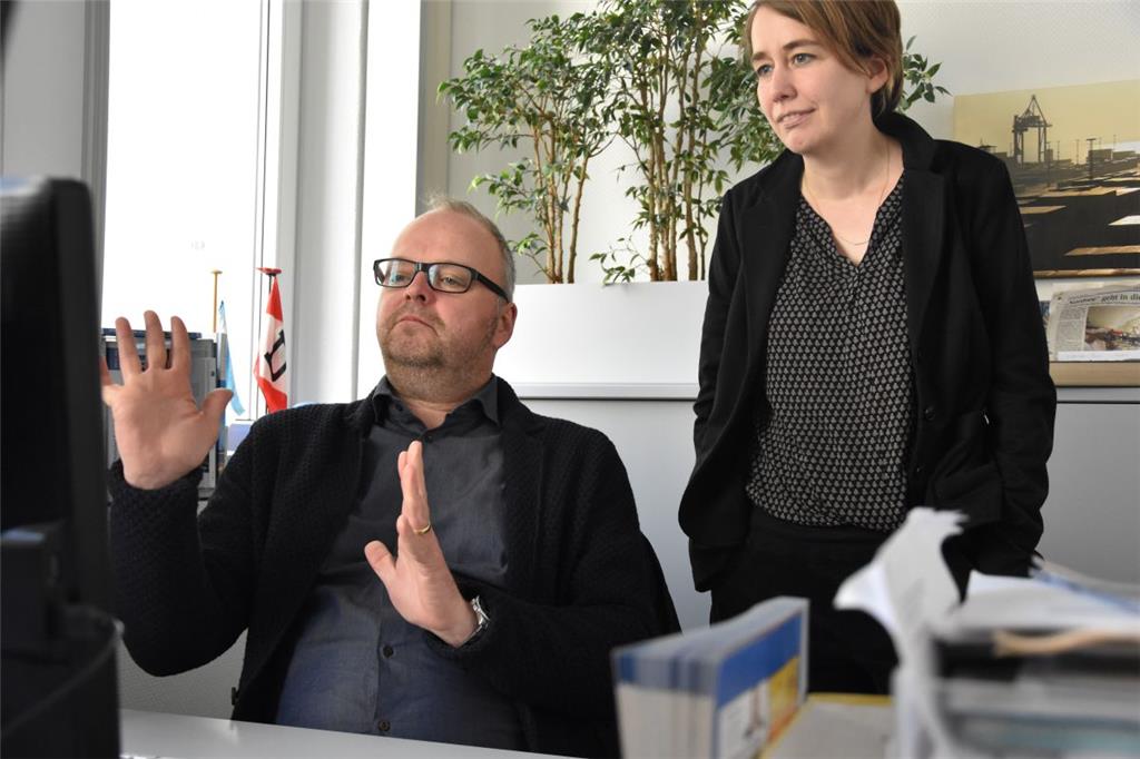 Gute Ideen: Radio Bremen-Moderatorin Stefanie Pesch schreibt eine Geschichte über die Bremerhavener Schauspielerin Carola Höhn. Zusammen mit dem stellvertretenden Lokalchef Thorsten Brockmann tüftelt sie an der besten Umsetzung für die Nordsee-Zeitung.