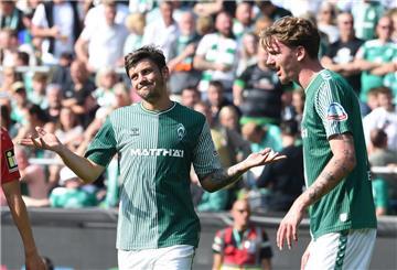 Gute Laune bei Werder Bremen mit Dawid Kownacki (links) und Nick Woltemade.