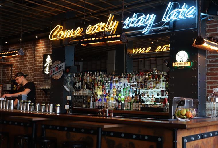 „Place to be“ – Burger & Co.: Burgermeister Schmitzz Bar & Grill Bar Burgermeister Schmitzz