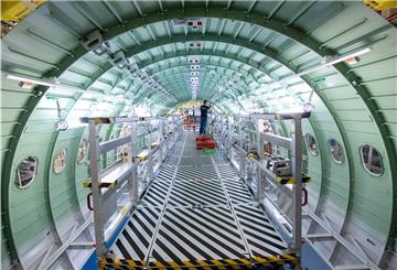 Ein Airbus-Techniker arbeitet in einem Rumpfsegment in der neuen Strukturmontage der Airbus A320 Familie in Hangar 245 im Airbus Werk in Finkenwerder. 