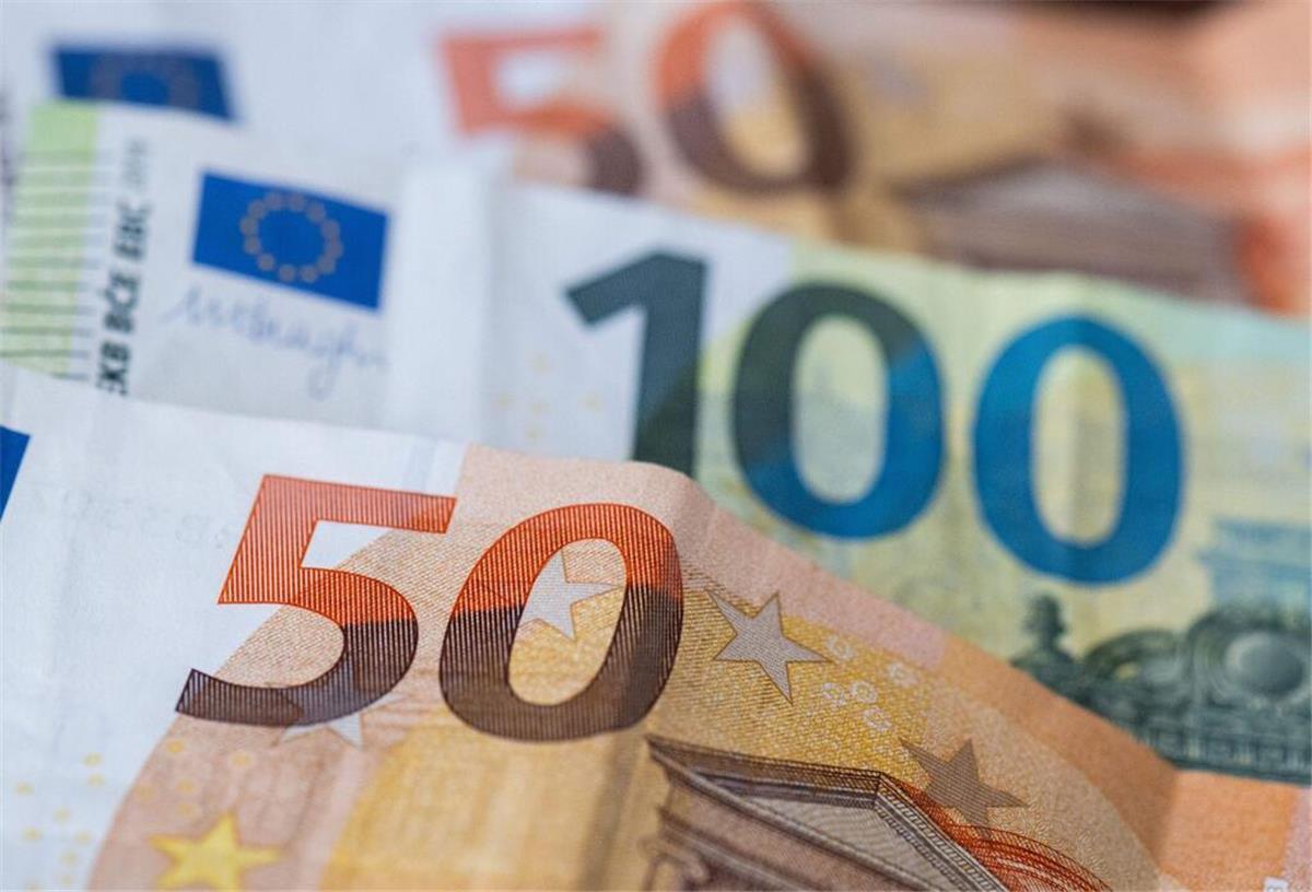 Zwei 50- und eine 100-Euro-Banknote liegen auf dem Boden. Mit der Erhöhung des Kinderzuschlags gibt es jetzt bis zu 297 Euro pro Kind. 