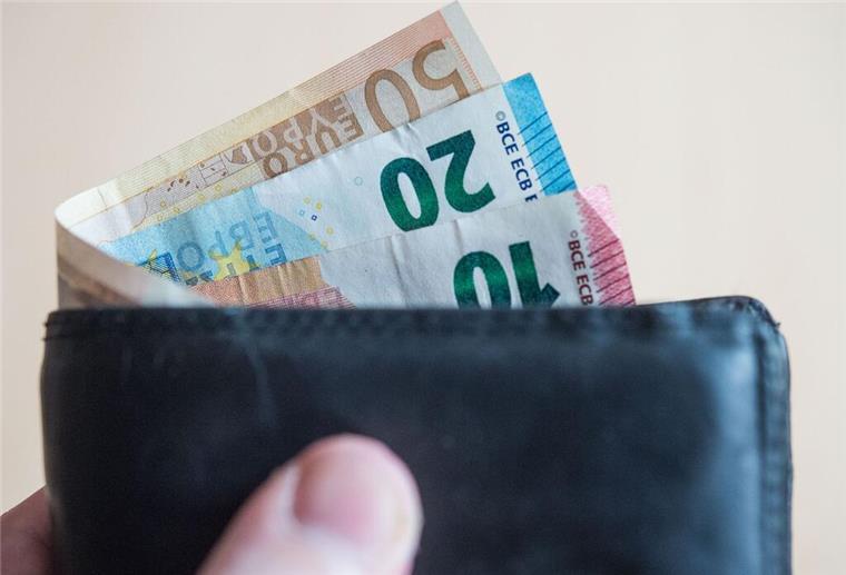 Geldscheine stecken in einem Geldbeutel. Ab 2026 tritt eine neue Minijob-Regel in Kraft. 