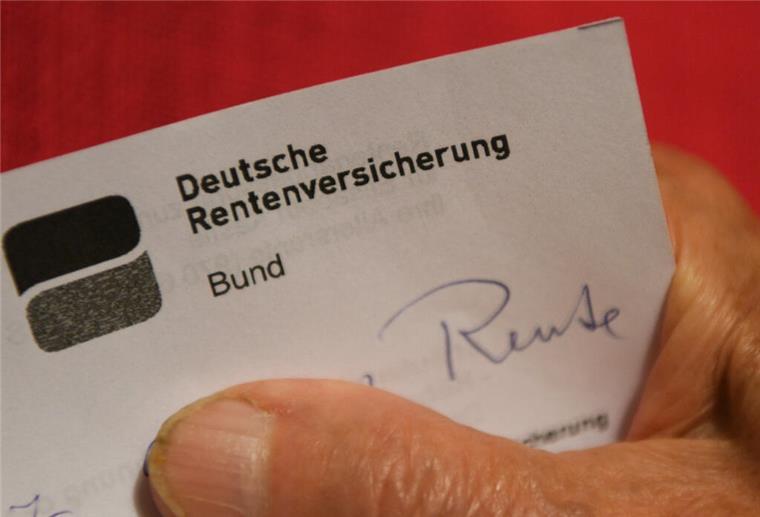 Eine Hand hält einen Brief der Deutschen Rentenversicherung. Gute Nachrichten für Rentner: Dieser Antrag für Rentenzuschuss kann Hunderte Euro jährlich sparen.
