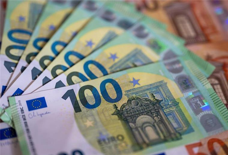 Renten-Zuschuss für Millionen Deutsche: Diese Auszahlung kommt schon Mitte Mai Geldscheine mit dem Wert von 100 und 50 Euro liegen auf einem Tisch. Im Mai wird ein neuer Rentenzuschuss ausgezahlt.