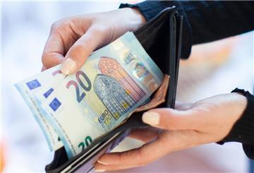Eine Person hält eine Portemonnaie mit zwei Zwanzig-Euro-Scheinen in der Hand.