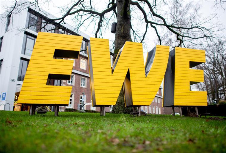 Gute Neuigkeiten für EWE-Kunden: Ab Februar sinken die Strom- und Gaspreise in der Grundversorgung.