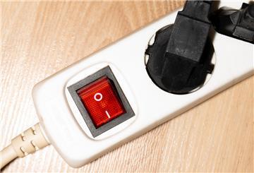 Ein Stecker steckt in einer Mehrfachsteckdose.