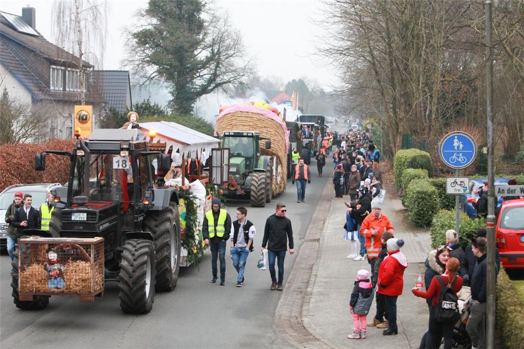 Gute Stimmung am Straßenrand. Karneval in Wehdel 2018. Foto: Kai-Martin Ulrich