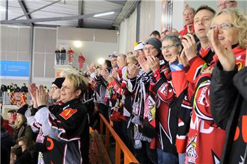 Gute Stimmung im Bremerhavener Fanblock.