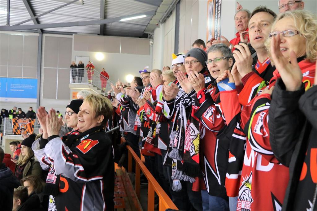 Gute Stimmung im Bremerhavener Fanblock.
