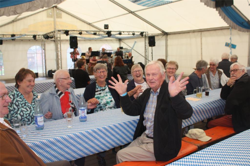 Gute Stimmung im Festzelt.  Foto: Rendelsmann