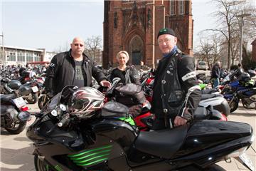 Gute Stimmung rund um die Große Kirche bei den Motorradfahrern.