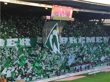 Gute und schlechte Nachrichten für das Werder-Trainingslager in Neuruppin: Nachwuchsstürmer Lorenzen muss zuhause bleiben, dafür fährt Neuverpflichtung Moisander mit. 