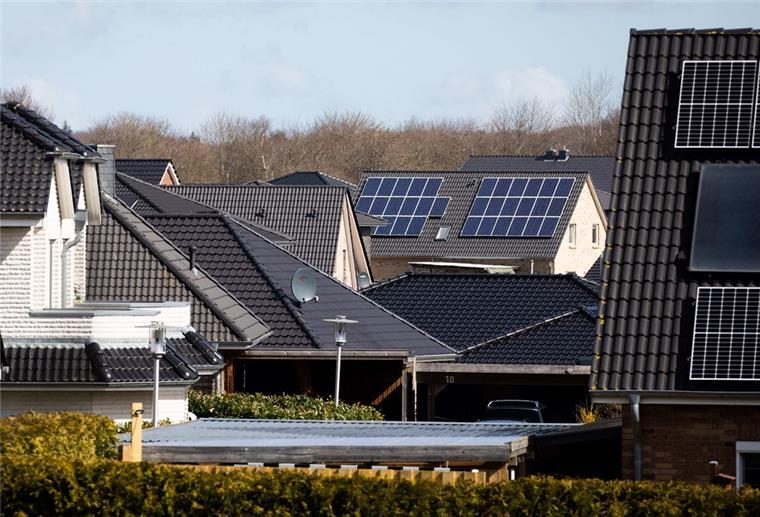 Thema Energiewende: Existenzgefahr für Zevener Stadtwerke? Sonnenkollektoren auf dem Dach.