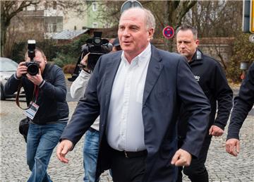 Gute Wünsche seiner Fans haben den Bayern-Präsidenten tausendfach in seiner Zelle erreicht. Die Briefflut habe er nie beantworten können - dafür habe er anderen Häftlingen geholfen.