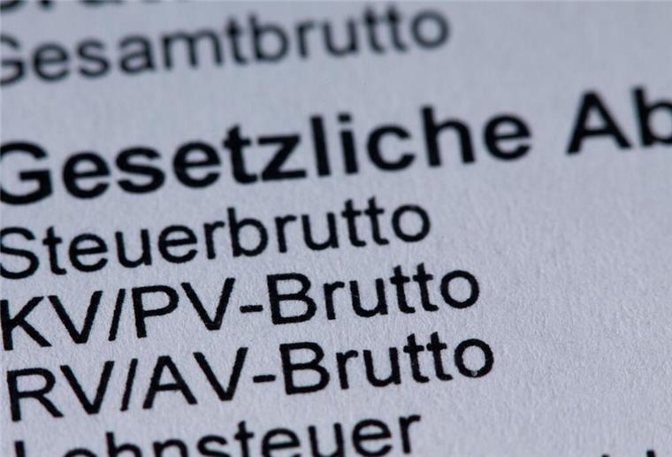 Höhere Abgaben ab 2025: Was sich bei Kranken- und Rentenversicherung ändert Die Einträge zur Krankenversicherung sind auf einer Gehaltsabrechnung zu sehen.