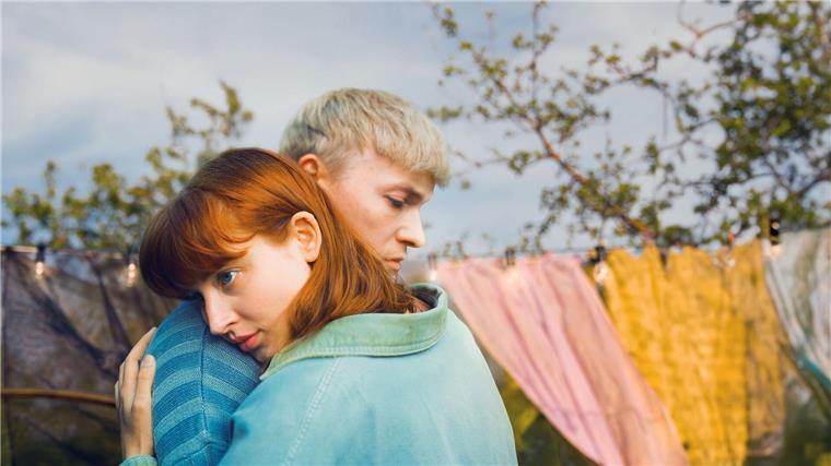 Abgründe einer jungen Liebe - Drama bei Arte Gwen (Sina Genschel) und Adam (Julius Nitschkoff) öffnen ihre Beziehung.