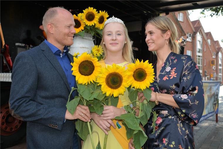 GZSZ-Star krönt Sonnenblumenkönigin in Bad Bederkesa GZSZ-Star Lea Marlen Woitack (rechts) krönte gemeinsam mit dem stellvertretenden Ortsbürgermeister Thomas Kuberski die neue Sonnenblumenkönigin: Elske Lütjens.