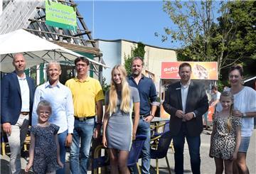 Haben alle dabei mitgeholfen, dass es die Schwimmkurse im Aqua Mundo geben wird (von links): Center-Parcs-Generalmanager Mark Schuur, Daniela Brockhoff-Bode mit Tochter Jadara, Schwimmmeister Dieter Oberegger, seine Tochter Norma, Eike Hessenius (TuS Tossens), Bürgermeister Axel Linneweber, Deborah Oberegger mit Tochter Lorna. 