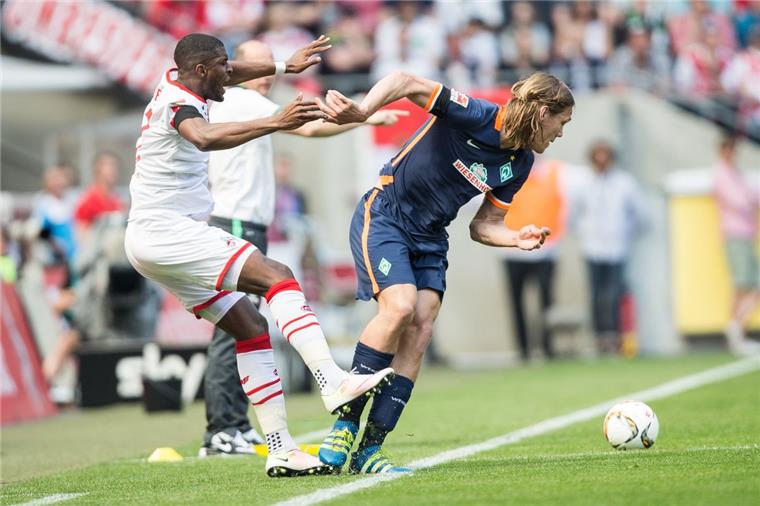Werder nach 0:0 in Köln vor Abstiegs-Endspiel gegen Frankfurt Haben beide nichts zu verschenken: Kölns Anthony Modeste (links) und Bremens Jannik Vestergaard kämpfen um den Ball.