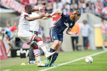 Haben beide nichts zu verschenken: Kölns Anthony Modeste (links) und Bremens Jannik Vestergaard kämpfen um den Ball. 