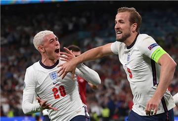 Haben das ganze Land hinter sich: Auch Englands Ex-Weltmeister von 1966 drücken dem Team um Kapitän Harry Kane (rechts) beim EM-Finale die Daumen.