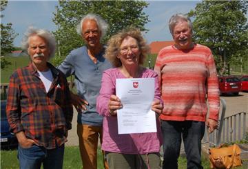 Haben dem Mediationsergebnis zugestimmt und ziehen die Klage gegen den KKU-Rückbau zurück: Kläger Paul Bremer (2. von links) sowie Karsten Langbehn, Anke Krein und Hans-Otto Meyer-Ott vom Arbeitskreis Wesermarsch, der die Klage unterstützte.