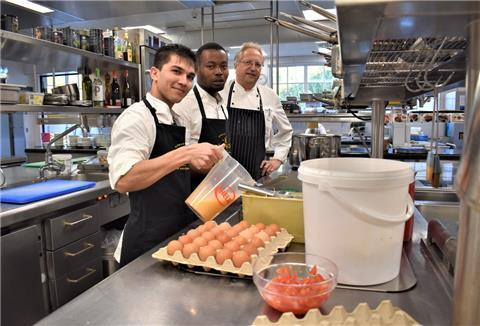 Zwei Küchenkräfte im "Bösehof" in Bad Bederkesa