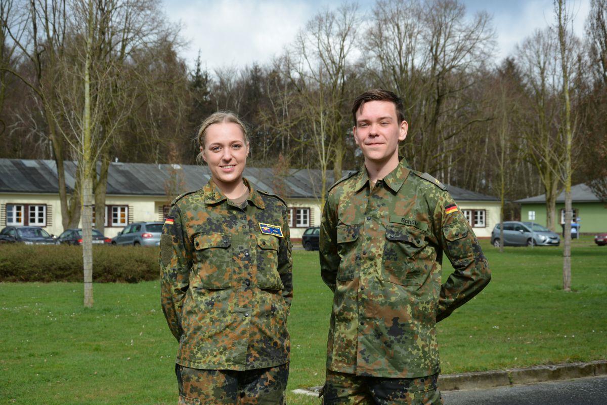 Haben die Arbeit bei der Bundeswehr als freiwillig Wehrdienstleistende schätzen gelernt: Vanessa Haß und Maximilian Schütz.