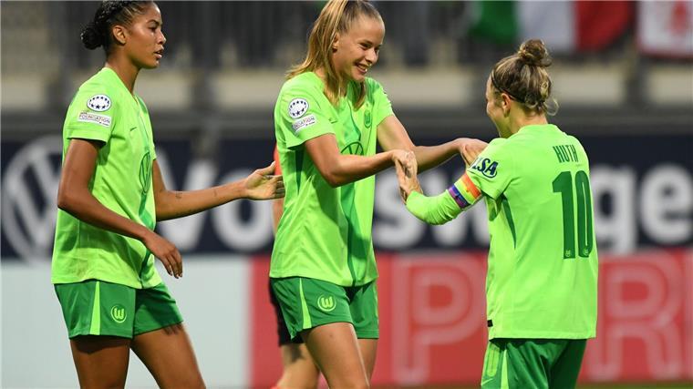 VfL Wolfsburg erreicht Gruppenphase der Champions League Haben die Champions League erreicht: Die Wolfsburger Spielerinnen Vivien Endemann (M), Svenja Huth (r) und Sveindis Jonsdottir.