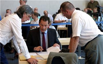 Haben die Stadtverordnetenversammlung verklagt: Die Abgeordneten der Gruppe Bürger in Wut, Malte Grotheer (links), Jan Timke (Mitte) und Sascha Schuster (rechts).