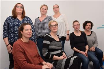 Haben eine Elterninitiative gegründet, weil sie die Schließung der Geburtshilfe nicht wortlos hinnehmen wollen (unten, von links): Nina Schoenlau, Jana Bens, Julia Bittner und Hebamme Heike Stefanoff sowie (oben, von links) Sarah Schneider, Tomke Teßmer und Daniela Willms. 