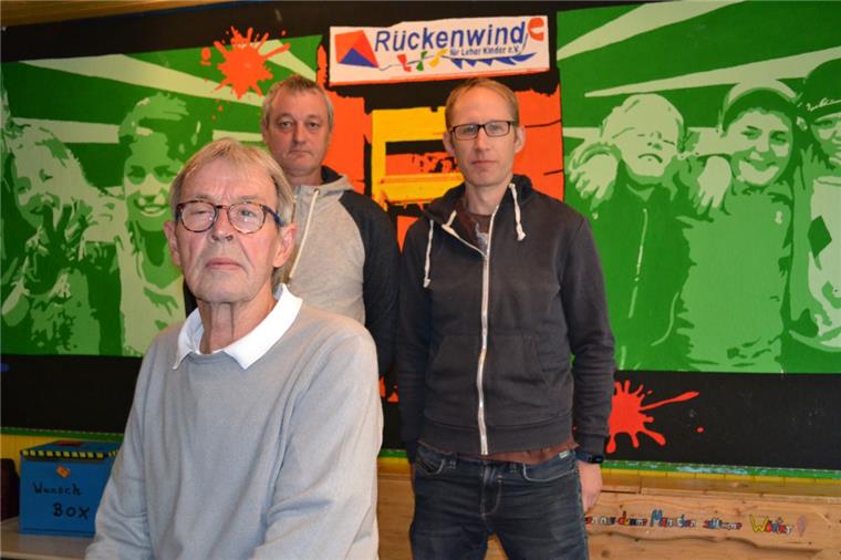 Warum der Leher Verein "Rückenwind" mit weniger Geld auskommen muss Haben fest mit dem Geld für "Rückenwind für Leher Kinder" gerechnet: Vorstandsmitglieder Lothar Wehrmann (vorne, Sven Becker (mitte) und Lars Graß.