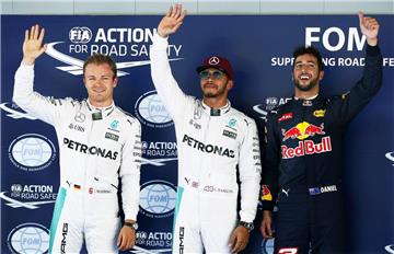 Haben in Barcelona ein gutes Qualifying absolviert: Lewis Hamilton (Mitte), Nico Rosberg links), Daniel Ricciardo.