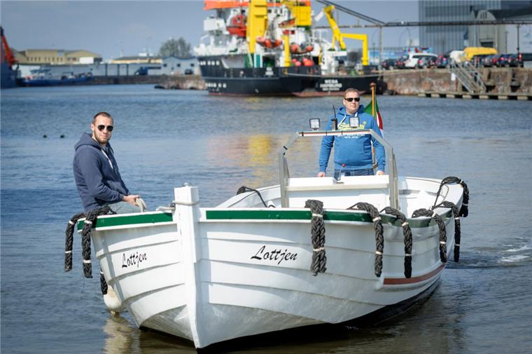 Haben "Lottjen" flott gemacht und wollen nun ein Wassertaxi zwischen Neuer Hafen und Fischereihafen anbieten.: Adrian Welscher und Oliver Seibel vom Verein "Lottjen".