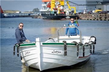 Haben "Lottjen" flott gemacht und wollen nun ein Wassertaxi zwischen Neuer Hafen und Fischereihafen anbieten.: Adrian Welscher und Oliver Seibel vom Verein "Lottjen".