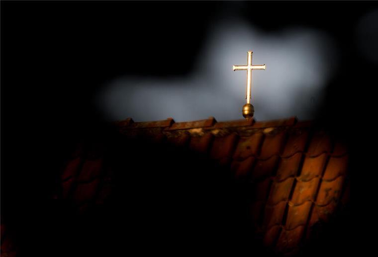 Haben Sie und Ihr Partner unterschiedliche Religionszugehörigkeiten? Dann müssen Sie unter Umständen das sogenannte Kirchgeld zahlen.