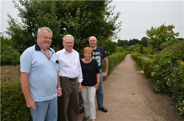 Haben schon lange die Liebe zum Garten für sich entdeckt: Die Kleingärtner Gerd Mindermann, Reinhard Scholz, Karin Kaden und Helmut Jacobs (von links). 