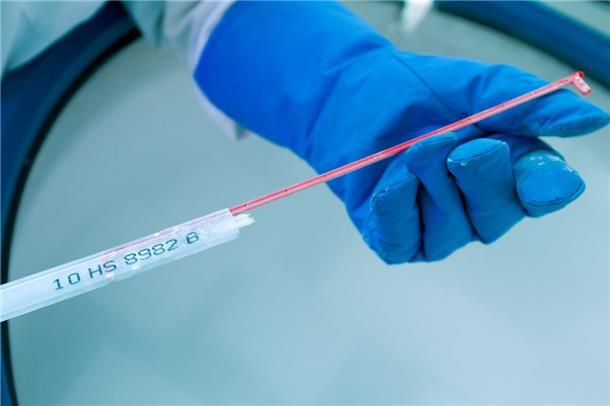 Haben Spenderkinder ein Recht darauf, den Namen ihres Erzeugers zu erfahren? Eine junge Frau pocht darauf.