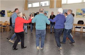 „Hacke, Spitze, eins, zwei, drei“ – heißt es jetzt jeden Montag im Gemeindehaus der Dorumer Kirche.