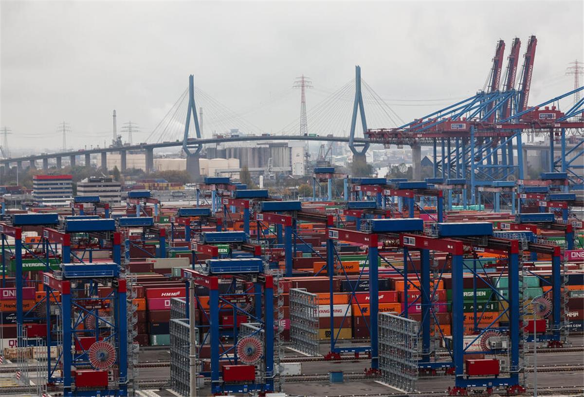 CDU fordert 500 Millionen jährlich für Häfen ARCHIV - 04.11.2024, Hamburg: Container lagern auf dem Containerterminal Burchardkai (CTB) der Hamburger Hafen und Logistik AG HHLA im Hamburger Hafen. Im Hintergrund ist die Köhlbrandbrücke zu sehen. (zu dpa: «CDU-Verkehrsexperten: Bund muss Häfen stärker unterstützen») Foto: Christian Charisius/dpa +++ dpa-Bildfunk +++