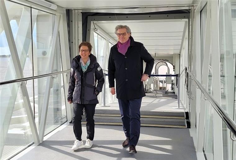 Häfensenatorin Dr. Claudia Schilling und Bremenports-Chef Robert Howe testen die neue Passagierbrücke.