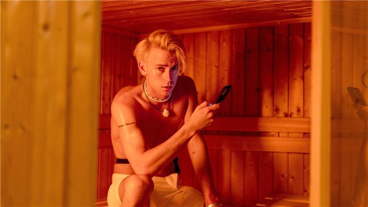 Sechs Streamingtipps: Diese Serienhighlights starten im Mai Hält sich für einen großen Frauenversteher: Anthony (Emil Belton) in der Serie „Player of Ibiza“
