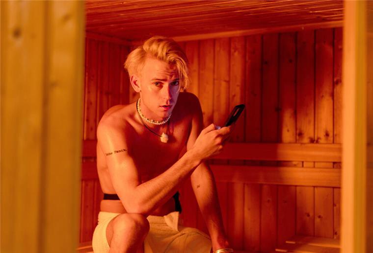 Sechs Streamingtipps: Diese Serienhighlights starten im Mai Hält sich für einen großen Frauenversteher: Anthony (Emil Belton) in der Serie „Player of Ibiza“