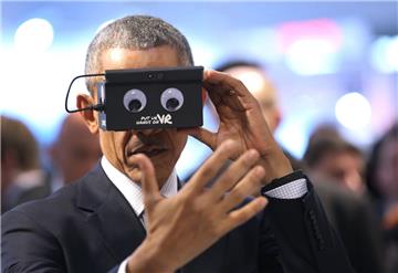 Hände hoch: Auch Barack Obama zeigte sich auf der Hannover-Messe beeindruckt von der VR-Technologie.