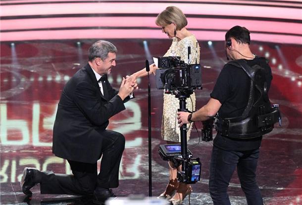 Appelle für offene Gesellschaft beim Bayerischen Filmpreis „Hätt’s nicht gebraucht“ - Söder kniete vor Glas.
