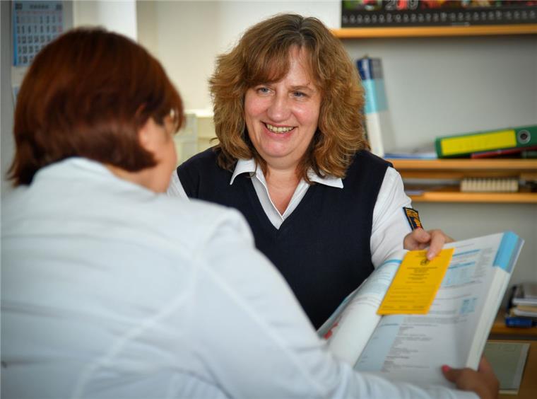 Hafenärztin Christine Beykirch impft die Bremerhavener gegen Gelbfieber.