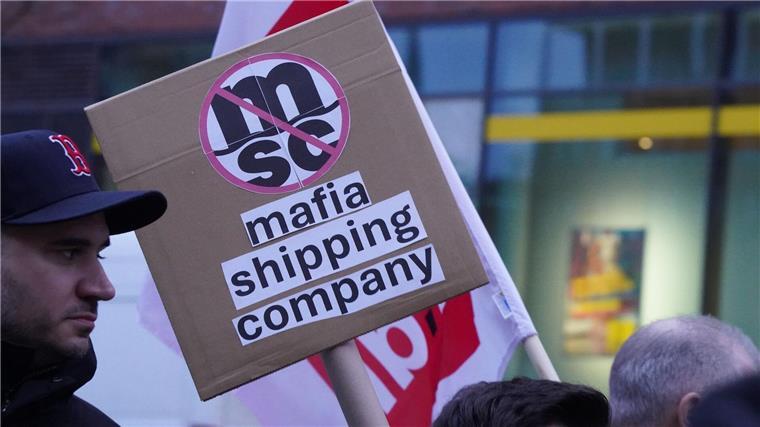 Hafenarbeiter, Betriebsräte und die Gewerkschaft Verdi sind strikt gegen einen Einstieg von MSC bei der HHLA.